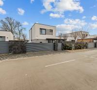 ROVINKA-Prenájom modernej, zariadenej novostavby 4 izbového rod.domu - Novostavby s garážou na Topoľovej ulici v Rovinke, obkolesené moderným plotom.