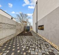 ROVINKA-Prenájom modernej, zariadenej novostavby 4 izbového rod.domu - Dlaždená cesta pozdĺž domu na Topoľovej ulici v Rovinke.