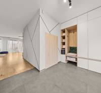 ROVINKA-Prenájom modernej, zariadenej novostavby 4 izbového rod.domu - Interiér 4-izbového bytu s podlahou s dreveným dekorom a vstavanými skrinkami.