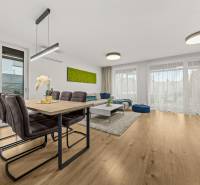 ROVINKA-Prenájom modernej, zariadenej novostavby 4 izbového rod.domu - Jedálenský a obývací priestor v 4-izbovom byte s podlahou s dreveným dekorom.
