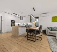 ROVINKA-Prenájom modernej, zariadenej novostavby 4 izbového rod.domu - Kuchyňa v 4-izbovom byte s podlahou s dreveným dekorom a jedálenským stolom.