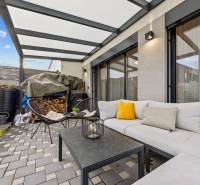 ROVINKA-Prenájom modernej, zariadenej novostavby 4 izbového rod.domu - Vonkajšie posedenie s pohovkou a stoličkami pri 4-izbovom byte na Topoľovej ulici v Rovinke.