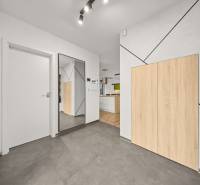 ROVINKA-Prenájom modernej, zariadenej novostavby 4 izbového rod.domu - Interiér 4-izbového bytu s podlahou z dlažby a podlahou s dreveným dekorom.