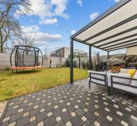 ROVINKA-Prenájom modernej, zariadenej novostavby 4 izbového rod.domu - Záhrada pri 4-izbovom byte na Topoľovej ulici v Rovinke s terasou a trampolínou.