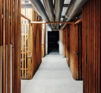 3 izbový byt pri električkovej trati s výhľadom na Draždiak - Pivničné priestory s drevenými priečkami a potrubiami v 3-izbovom byte.