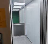 3 izbový byt pri električkovej trati s výhľadom na Draždiak - Výťah v 3-izbovom byte na Znievskej ulici v Bratislave - Petržalke.