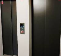 3 izbový byt pri električkovej trati s výhľadom na Draždiak - Dva výťahy s kovovými dverami a ovládacím panelom medzi nimi.