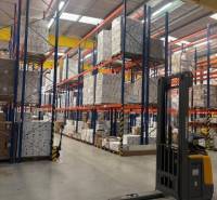  Prenájom skladu v Senci - paletové skladovanie  - V skladoch a halách vidíme vysoké regály s paletami a vysokozdvižný vozík.