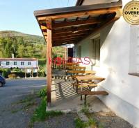 INVESTIČNÁ PRÍLEŽITOSŤ, BUDOVA NA PODNIKATEĽSKÉ ÚČELY - KALINKA - Drevená terasa obchodných priestorov vo Vígľašskej Hute-Kalinke, parkovisko, okolitá príroda.