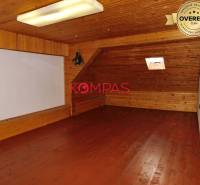 INVESTIČNÁ PRÍLEŽITOSŤ, BUDOVA NA PODNIKATEĽSKÉ ÚČELY - KALINKA - Podkrovný priestor s dreveným dekorom v obchodných priestoroch, s malým strešným oknom.