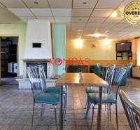 INVESTIČNÁ PRÍLEŽITOSŤ, BUDOVA NA PODNIKATEĽSKÉ ÚČELY - KALINKA - Obchodné priestory so štýlovými stoličkami, stolom a krbom, vhodné pre akcie.