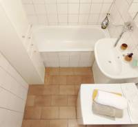 | 2-izbový byt 68m2, Štvrť SNP | Trenčianske Teplice  - Kúpeľňa v 2-izbovom byte s vaňou, umývadlom a práčkou.