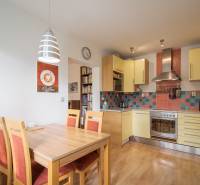 Pozrite si PRÍJEMNÝ 2i byt so ZARIADENÍM, LODŽIOU a KLIMATIZÁCIOU - Kuchyňa v 2-izbovom byte s jedálenským stolom, podlaha s dreveným dekorom.