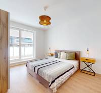 Krásny moderne zariadený 3-izb. byt I novostavba I Stupava - Svetlá spálňa s podlahou s dreveným dekorom a veľkým oknom v 3-izbovom byte.