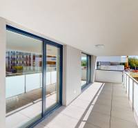 Krásny moderne zariadený 3-izb. byt I novostavba I Stupava - Rozľahlý balkón na Cementárenskej ulici v Stupave s výhľadom na detské ihrisko.