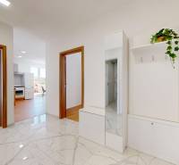 Krásny moderne zariadený 3-izb. byt I novostavba I Stupava - Vstupná hala v 3-izbovom byte s podlahou z mramorového štýlu a miestami s dreveným dekorom.