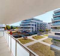 Krásny moderne zariadený 3-izb. byt I novostavba I Stupava - Bytový komplex na Cementárenskej ulici v Stupave s detským ihriskom a lavičkami.