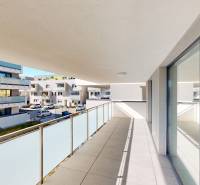 Krásny moderne zariadený 3-izb. byt I novostavba I Stupava - Balkón 3-izbového bytu na Cementárenskej ulici v Stupave s výhľadom na okolité budovy.