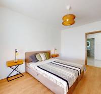 Krásny moderne zariadený 3-izb. byt I novostavba I Stupava - Spálňa s posteľou v 3-izbovom byte s podlahou s dreveným dekorom.