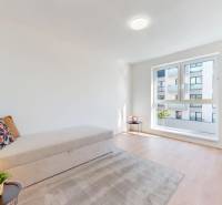 Krásny moderne zariadený 3-izb. byt I novostavba I Stupava - Svetlá miestnosť s posteľou a veľkým oknom, 3-izbový byt, podlaha s dreveným dekorom.