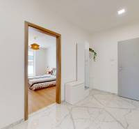 Krásny moderne zariadený 3-izb. byt I novostavba I Stupava - Chodba s dlažbou a výhľadom do spálne v 3-izbovom byte.