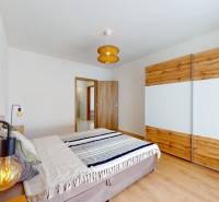 Krásny moderne zariadený 3-izb. byt I novostavba I Stupava - Spálňa v 3-izbovom byte s posteľou, nočným stolíkom a šatníkovou skriňou.