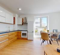 Krásny moderne zariadený 3-izb. byt I novostavba I Stupava - Kuchyňa a jedálenský kút v 3-izbovom byte s podlahou s dreveným dekorom.