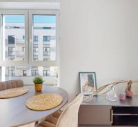 Krásny moderne zariadený 3-izb. byt I novostavba I Stupava - Jedáleň v 3-izbovom byte s oválnym stolom a výhľadom na bytovky.