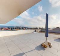 | Exkluzívny 4-izbový byt s obrovskou terasou | Stupava - Veľká terasa s výhľadom na Stupavu zo 4-izbového bytu na Cementárenskej ulici.