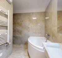 | Exkluzívny 4-izbový byt s obrovskou terasou | Stupava - Kúpeľňa s vaňou v 4-izbovom byte s dlaždicami v mramorovom dekore.