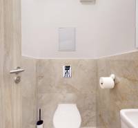 | Exkluzívny 4-izbový byt s obrovskou terasou | Stupava - Kúpeľňa v 4-izbovom byte s mramorovými obkladmi a doplnkami na toaletách.