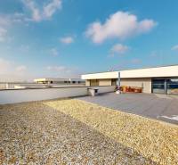 | Exkluzívny 4-izbový byt s obrovskou terasou | Stupava - Strešná terasa 4-izbového bytu na Cementárenskej ulici v Stupave s výhľadom na mesto.