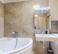 | Exkluzívny 4-izbový byt s obrovskou terasou | Stupava - Kúpeľňa s rohovou vaňou a umývadlom v 4-izbovom byte.