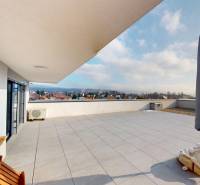 | Exkluzívny 4-izbový byt s obrovskou terasou | Stupava - Priestranná terasa 4-izbového bytu na Cementárenskej ulici v Stupave s výhľadom na mesto.