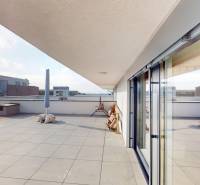 | Exkluzívny 4-izbový byt s obrovskou terasou | Stupava - Priestranná terasa pri 4-izbovom byte na Cementárenskej ulici v Stupave s výhľadom.