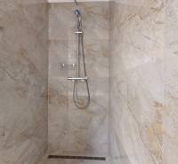 | Exkluzívny 4-izbový byt s obrovskou terasou | Stupava - Sprchový kút s mramorovým obkladom v 4-izbovom byte.