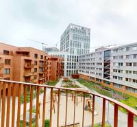 | Prémiové bývanie v ZWIRNe I Pekný 2i byt I  - Výhľad z balkóna na dvore rezidenčných budov v Bratislave-Ružinove na Košickej ulici.