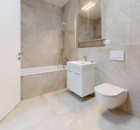 | Prémiové bývanie v ZWIRNe I Pekný 2i byt I  - Kúpeľňa v 2-izbovom byte so sprchou, vaňou a svetlými obkladačkami.