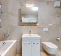 | Prémiové bývanie v ZWIRNe I Pekný 2i byt I  - Kúpeľňa v 2-izbovom byte s vaňou, umývadlom a zrkadlom na stene.