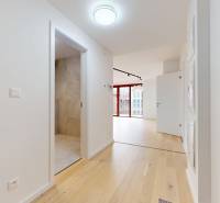| Prémiové bývanie v ZWIRNe I Pekný 2i byt I  - Svetlá chodba v 2-izbovom byte s podlahou s dreveným dekorom a veľkými oknami.