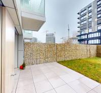 METROPOLIS I Nový Luxusný 2i byt s predzáhradkou I - Terasa a trávnik pri 2-izbovom byte na Bottovej ulici, Bratislava - Staré Mesto.