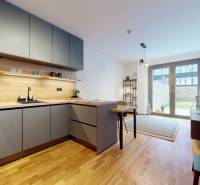 METROPOLIS I Nový Luxusný 2i byt s predzáhradkou I - Kuchyňa v 2-izbovom byte s podlahou s dreveným dekorom a jedálenským kútom.