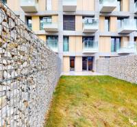 METROPOLIS I Nový Luxusný 2i byt s predzáhradkou I - Kamenné ploty a tráva pri bytovom dome v Bratislave, Starom Meste, Bottovej ulici.