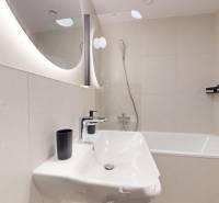 METROPOLIS I Nový Luxusný 2i byt s predzáhradkou I - Kúpeľňa s umývadlom a vaňou v 2-izbovom byte. Biela dlažba a uterák.