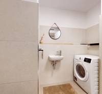 METROPOLIS I Nový Luxusný 2i byt s predzáhradkou I - Kúpeľňa v 2-izbovom byte so zrkadlom, umývadlom a práčkou.