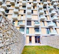 METROPOLIS I Nový Luxusný 2i byt s predzáhradkou I - Bytová budova na Bottovej ulici v Bratislave - Starom Meste s kamenným oplotením.