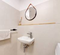 METROPOLIS I Nový Luxusný 2i byt s predzáhradkou I - Kúpeľňa s umývadlom, zrkadlom a držiakom na uteráky v 2-izbovom byte.