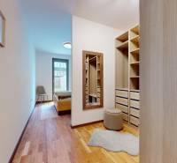 METROPOLIS I Nový Luxusný 2i byt s predzáhradkou I - Úložný priestor so zrkadlom a podlahou s dreveným dekorom v 2-izbovom byte.