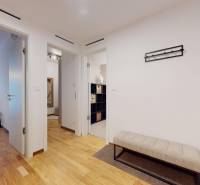 METROPOLIS I Nový Luxusný 2i byt s predzáhradkou I - Chodba v 2-izbovom byte s podlahou s dreveným dekorom a priestranným usporiadaním.