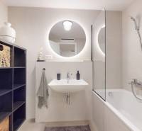 METROPOLIS I Nový Luxusný 2i byt s predzáhradkou I - Kúpeľňa so sprchou a umývadlom v 2-izbovom byte s elegantným osvetlením a úložným priestorom.